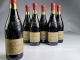 six bouteilles de vin sont alignées sur une table