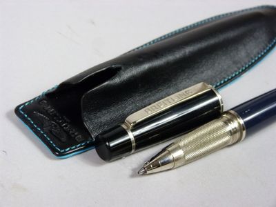 un stylo et un étui à stylos posés sur une table