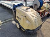 une machine qui se trouve sur le bord de la route