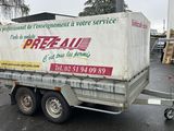 un camion avec une remorque dans un parking
