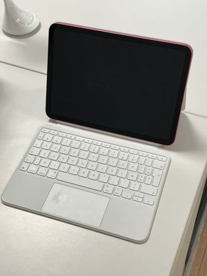 un ordinateur portable posé sur un bureau blanc