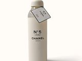 un flacon de parfum Chanel muni d'une étiquette