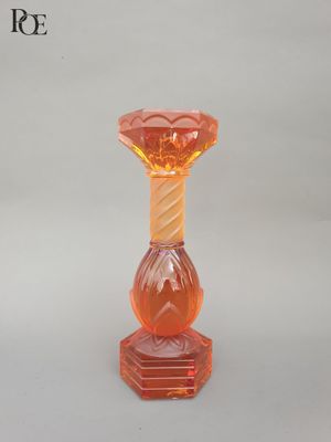 un vase en verre posé sur une table