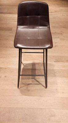 tabouret de bar en cuir marron avec pieds et dossier en métal