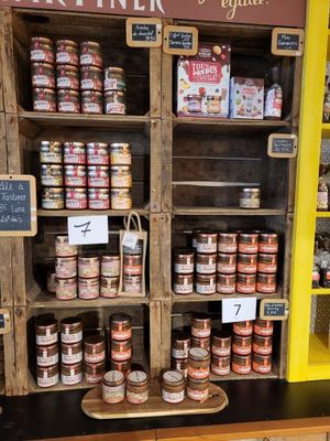 de nombreux bocaux de conserve sur les rayons du magasin