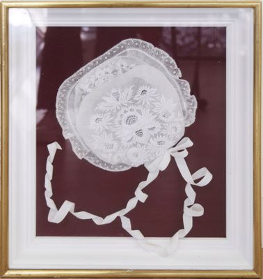 Deux coiffes de baptême encadrées haut.