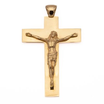 un gros plan d'une croix sur laquelle est représenté Jésus, sur fond blanc