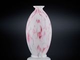 un vase blanc orné d'un tourbillon rose sur un fond noir