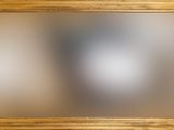 une image d'un miroir encadré d'or sur un mur blanc