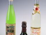 trois bouteilles d'alcool sont alignées les unes à côté des autres