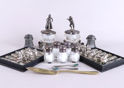 beaucoup de salières et de poivrières sur la table