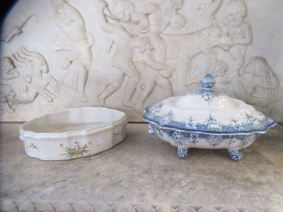 Une soupière et son couvercle en faïence de Varages XVIIIème…