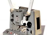 un vieux projecteur de cinéma posé sur une table