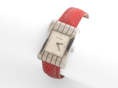 une photo d'une montre-bracelet avec un bracelet en cuir rouge