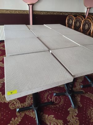 des tables et des chaises dans une pièce avec un tapis rouge et un mur rouge