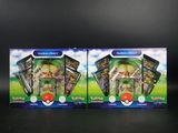 deux boîtes de cartes à collectionner Pokémon posées sur une surface noire