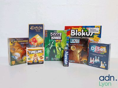 beaucoup de jeux vidéo sur la table ensemble