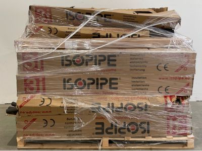 une palette remplie de cartons de denrées alimentaires emballés dans du plastique