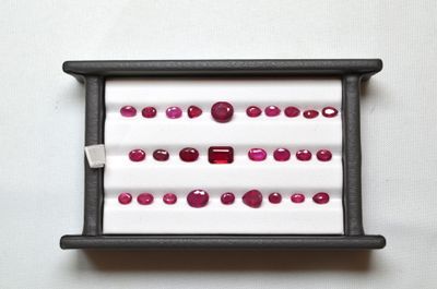 une photo montrant un assortiment de rubis dans un coffret
