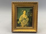 une vieille photo représentant une femme en robe et un homme en costume