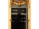 un miroir sur lequel est représentée une peinture