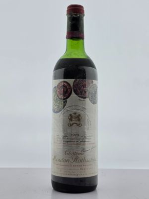 gros plan d'une bouteille de vin sur une table