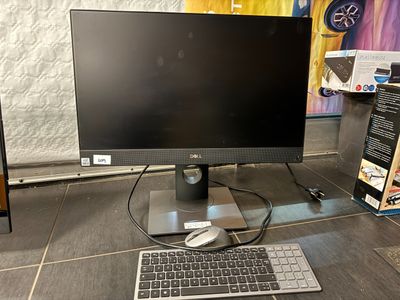 une image d'un écran d'ordinateur et d'un clavier sur un bureau