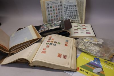 Dans un carton, accumulation de timbres neufs et oblitérés e… - Photo 1