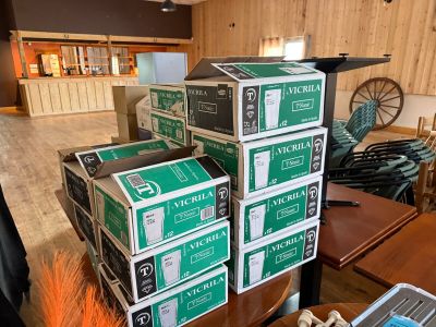plusieurs boîtes empilées sur une table