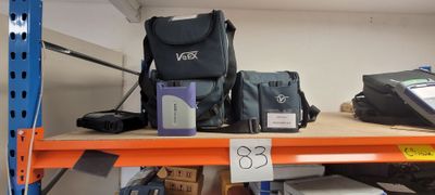 un sac posé sur une étagère dans un magasin, à côté d'autres articles