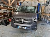 une voiture garée dans le garage d'un immeuble