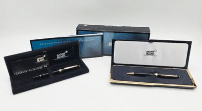 deux stylos et un stylo dans une boîte posée sur une surface blanche