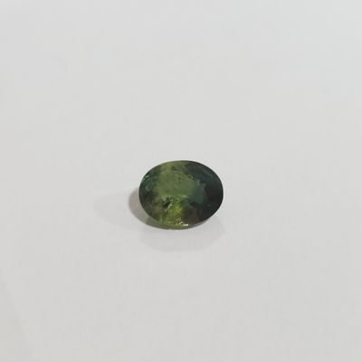 une tourmaline verte sur un fond blanc