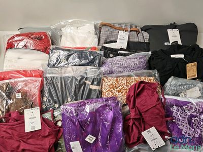 Lot de 21 vêtements, accessoires de diverses tailles et marq…