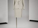 une photo d'un tailleur de femme sur un mannequin
