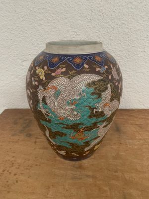 Important pot à gingembre en porcelaine à décor polychrome d…