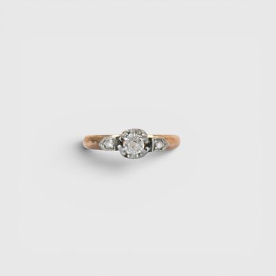 gros plan d'une bague en diamant sur une surface blanche