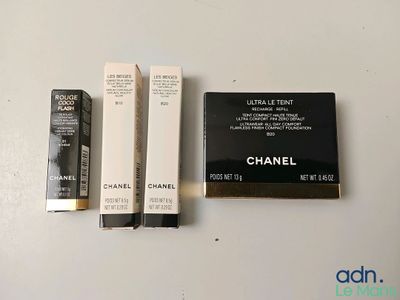 un gros plan sur un coffret de rouges à lèvres à côté d'un coffret de mascara