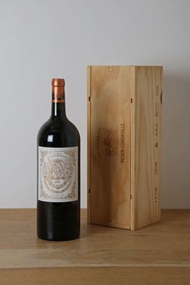 une bouteille de vin à côté d'une caisse en bois sur une table