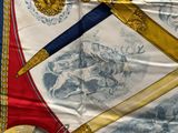 une photo d'une écharpe sur laquelle figure l'image d'un chevalier