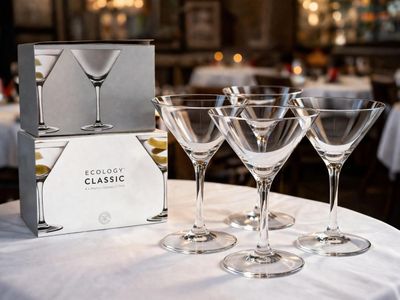quatre verres à vin posés sur une table sur laquelle se trouve une boîte