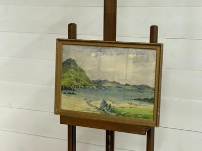 une image d'un tableau sur un chevalet dans une pièce