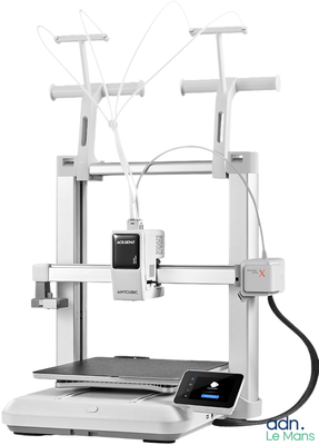 une image représentant un ordinateur portable posé sur une machine