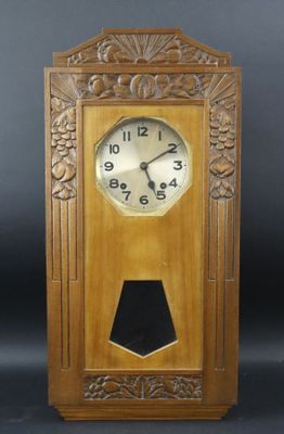une horloge en bois posée sur une table
