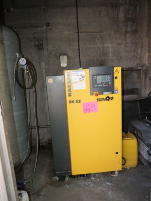 une machine jaune qui se trouve dans une pièce