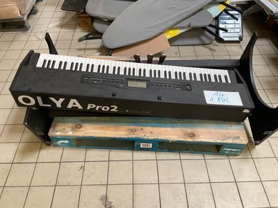 un clavier posé sur une palette au sol