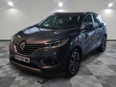 Le nouveau SUV Renault Kad est garé dans un showroom.