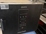 un micro-ondes posé sur un comptoir