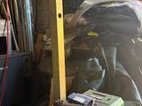 une pile d'objets hétéroclites dans un garage