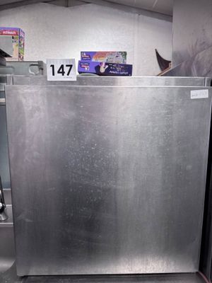 Un module encastrable en inox avec tiroir à poubelle